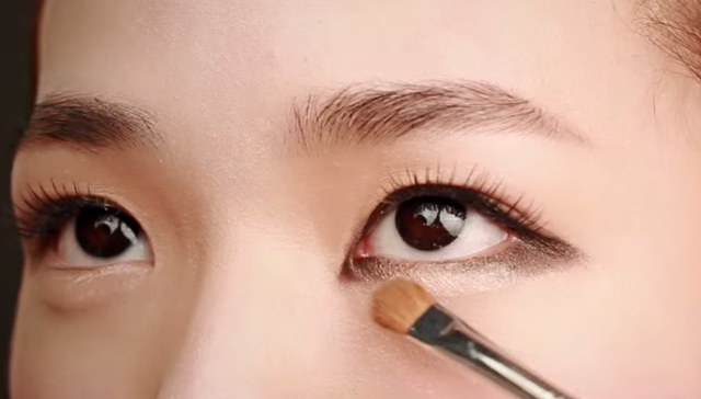 BIGGER EYES MAKEUP STEP 2 Image