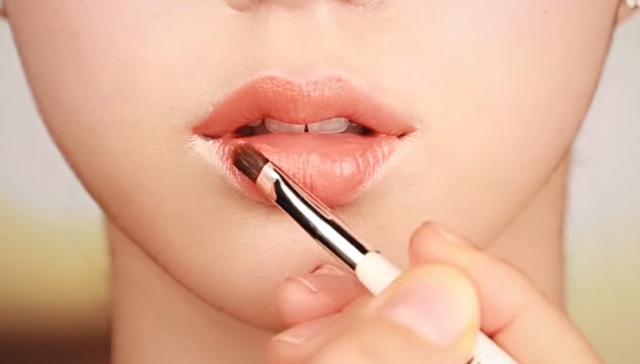 VOLUME LIP MAKEUP STEP 3 Image