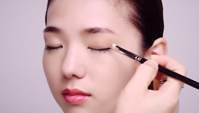 ② How to apply subtle shading eye shadow make-up STEP 2 Image