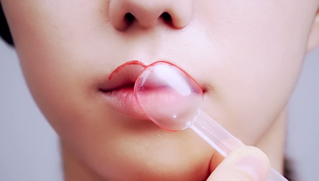 ③ Red lip makeup for autumn women STEP 2 Image