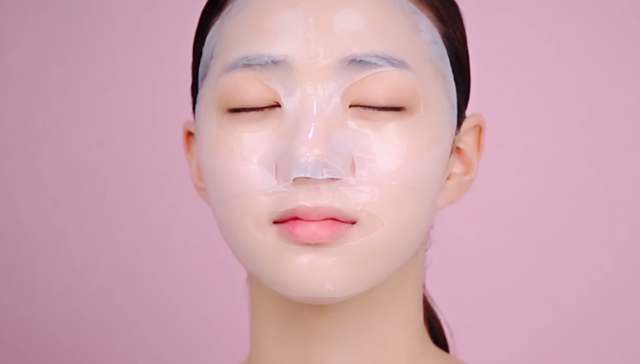 Smudge-free Moisturizing Makeup STEP 1 Image