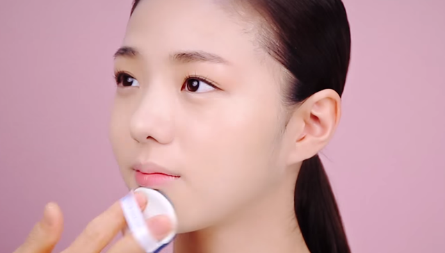 Smudge-free Moisturizing Makeup STEP 3 Image