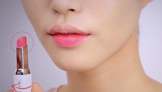 Two-Tone Lip Bar Gradation Makeup STEP 3 Image
