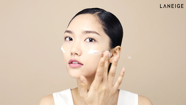 for natural and effortless tone up makeup that goes well with a white T-shirt and jeans step 2 image