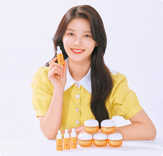 라네즈 래디언씨 비타 스팟 앰플을 들고 있는 모델