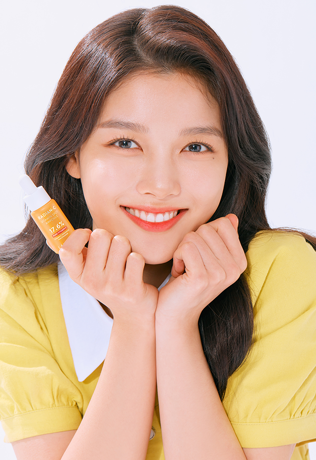라네즈 래디언C 비타 스팟 탬플을 들고 있는 모델