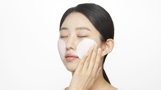 It is a tight-fit sheet instantly moisturizing the skin through Cream Skin Refiner
