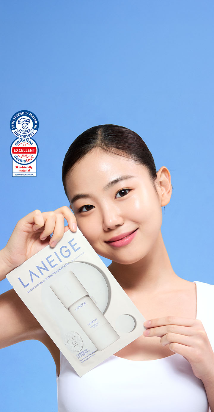 라네즈 크림 스킨 밀키 하이드레이션 시트 마스크를 들고 정면을 보는 모델