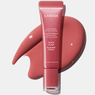 라네즈 글레이즈 크레이즈 틴티드 립 세럼 - 피치 글레이즈 컬러가 튜브 용기와 함께 부드럽게 발색된 모습.