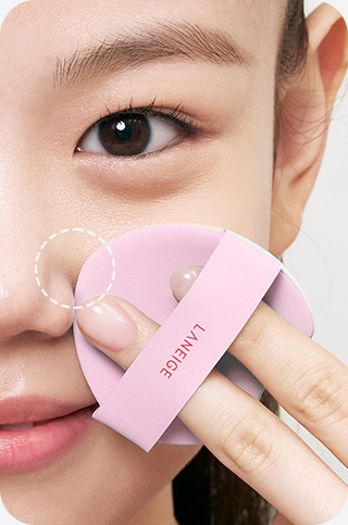 모델이 네오 쿠션 더 글로우 퍼프로 볼에 바르는 모습