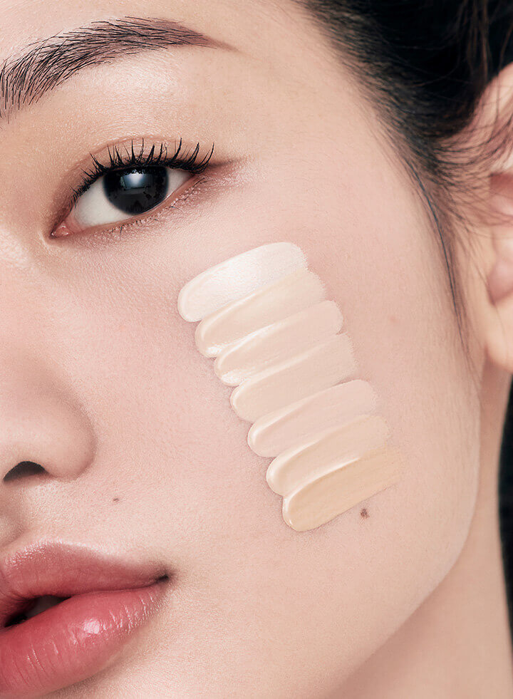 모델 볼에 네오 쿠션 더 글로우 컬러 스와치를 올린 모습