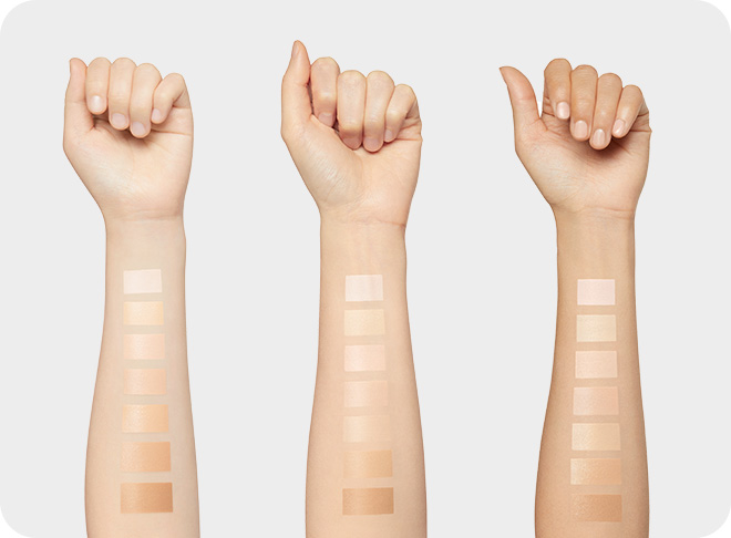 모델 3인이 피부에 네오 쿠션 더 글로우 컬러 스와치를 올린 모습