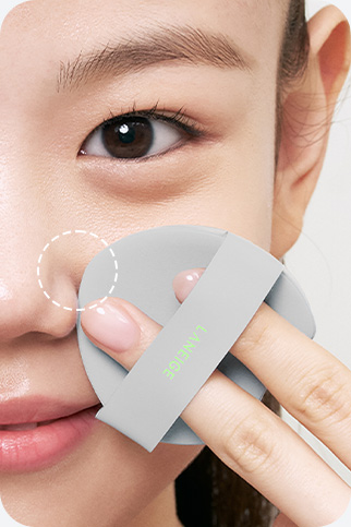 모델이 네오 쿠션 더 매트 퍼프로 볼에 바르는 모습