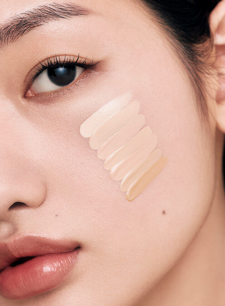 모델 볼에 네오 쿠션 더 매트 컬러 스와치를 올린 모습