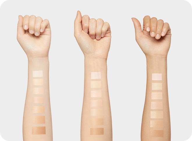 모델 3인이 피부에 네오 쿠션 더 매트 컬러 스와치를 올린 모습