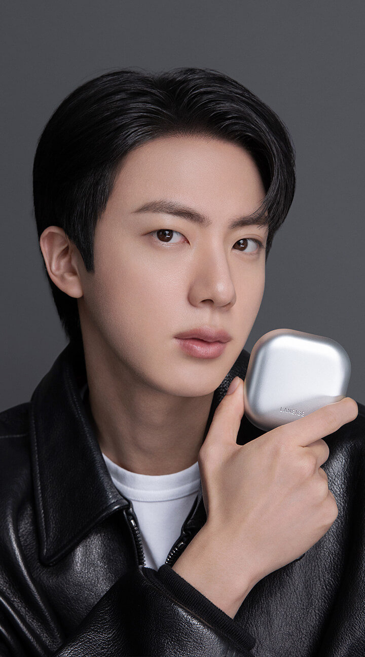 모델이 네오 쿠션 더 매트를 들고 있는 모습