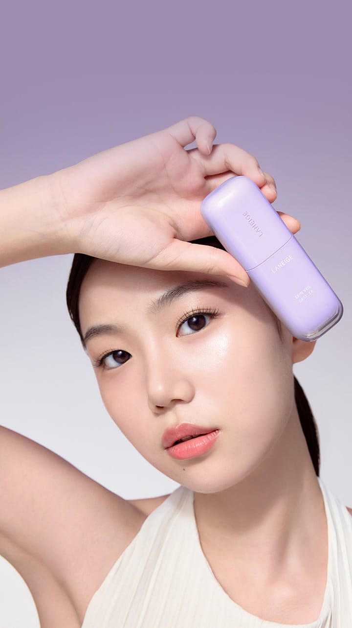 스킨 베일 베이스를 들고 있는 여자 모델