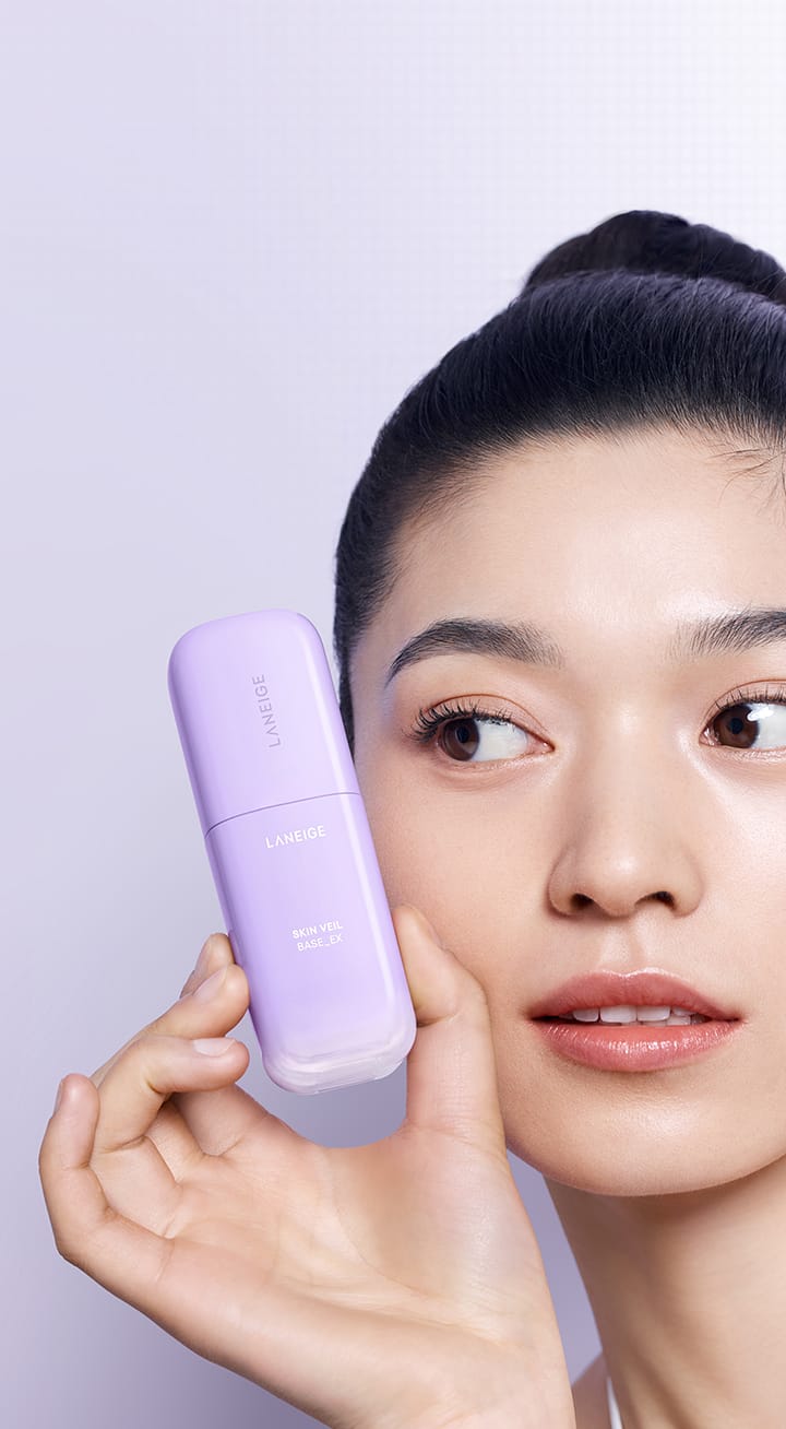 스킨 베일 베이스를 들고 있는 여자 모델