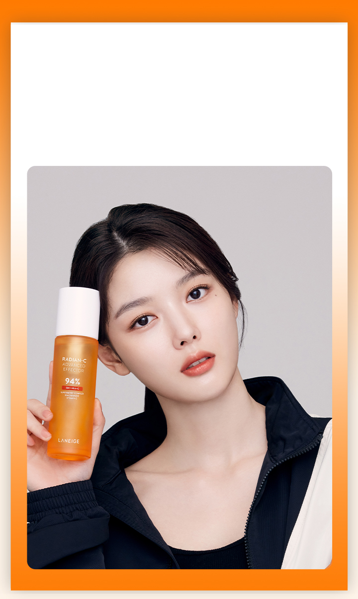 래디언씨 어드밴스드 이펙터를 들고있는 모델