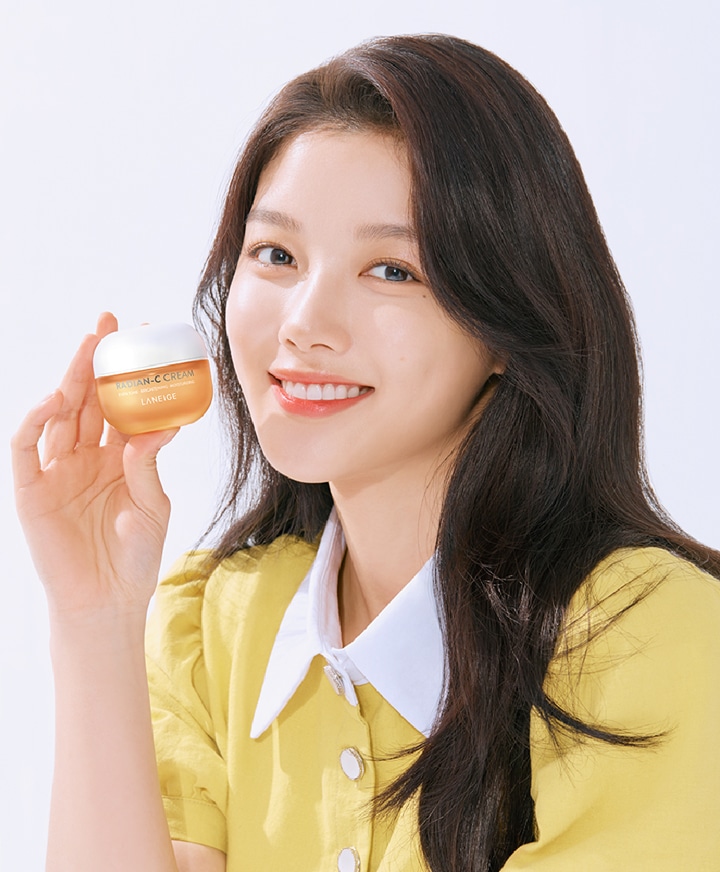래디언C 크림을 들고 있는 모델