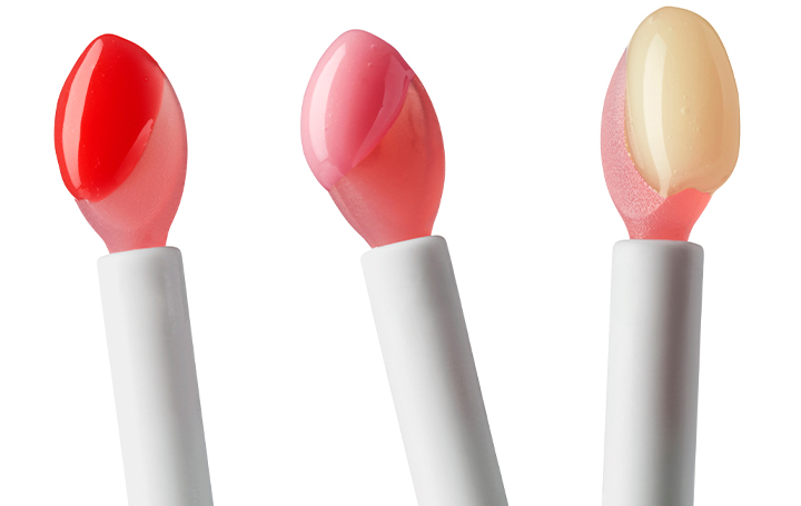 빨강, 분홍, 베이지 세 가지 색상의 래인 립 슬리핑 마스크 딸기 쇼트케이크의 질감과 색상을 보여주는 이미지입니다.