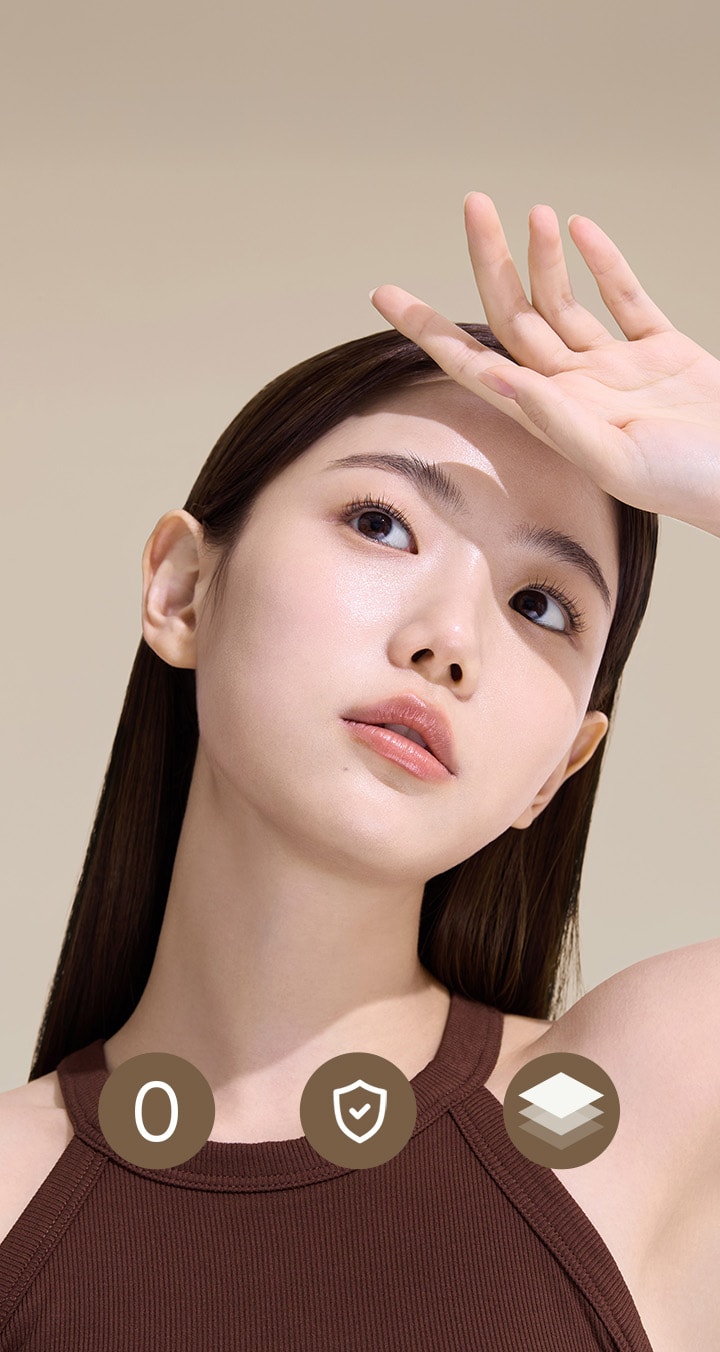 라네즈 퍼펙트 리뉴 파이브디 선 프로텍터 에센스를 바른 모델이 햇빛을 가리며 매끈하고 건강한 피부결을 자연스럽게 보여주고 있다.