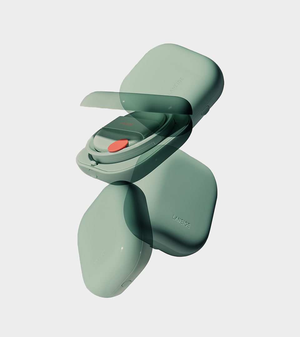 네오쿠션 매트 제품과 함께 있는 모델 연출컷