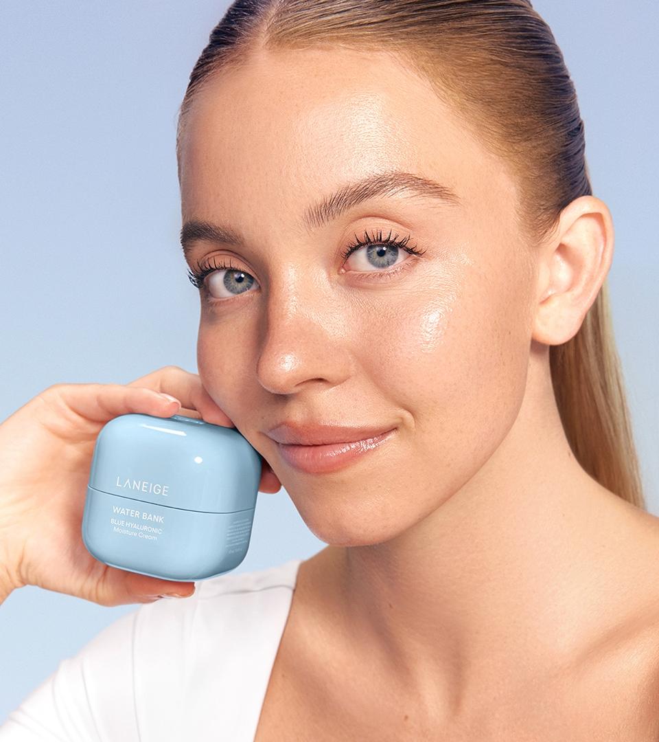 워터뱅크 블루 모이스춰 크림을 들고 있는 여자 모델