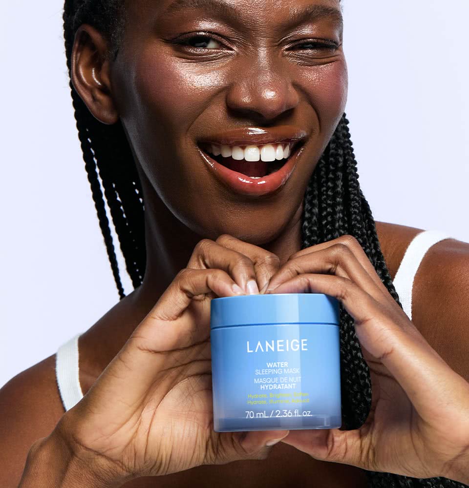 라네즈 워터 슬리핑 마스크 제품을 들고있는 남자 모델의 연출컷