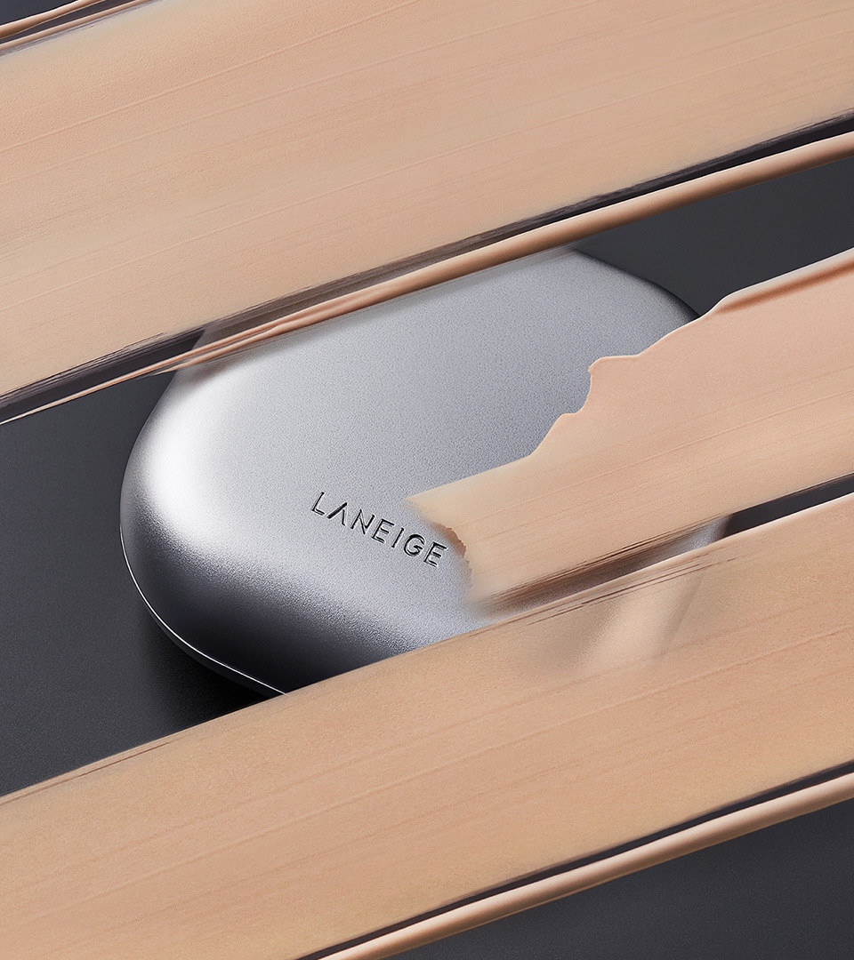 네오쿠션 매트 제품과 함께 있는 모델 연출컷