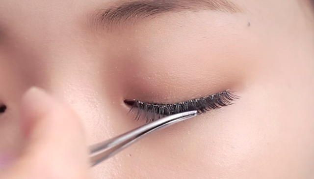 Natural eye lashes makeup technique STEP 1 Image