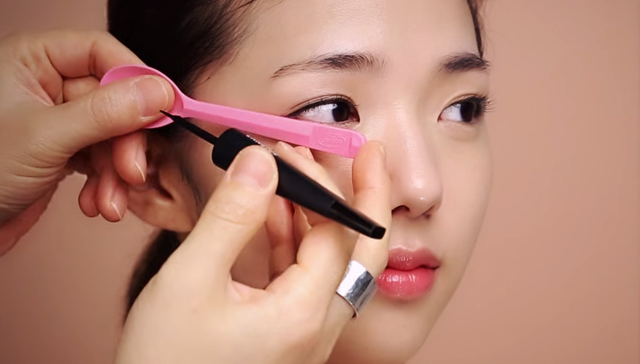① Eye makeup for the autumn woman STEP 1 Image