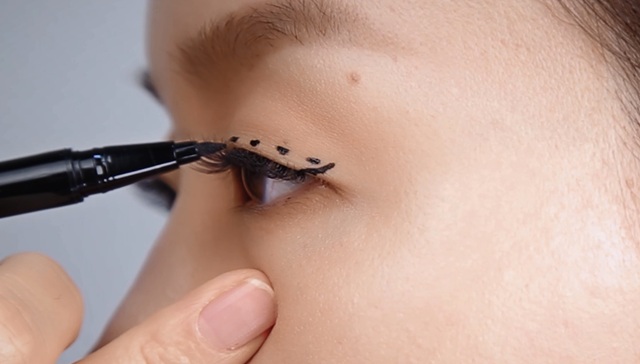 Alluring eye-line for single eyelid -step2