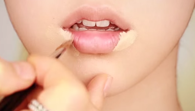 VOLUME LIP MAKEUP STEP 1 Image