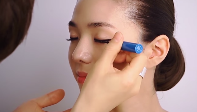 VACATION BLUE MAKEUP STEP 2 Image