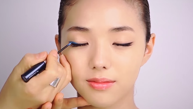 VACATION BLUE MAKEUP STEP 3 Image