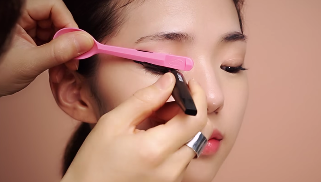 ① Eye makeup for the autumn woman STEP 2 Image