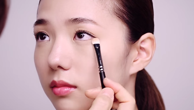 ② How to apply subtle shading eye shadow make-up STEP 1 Image