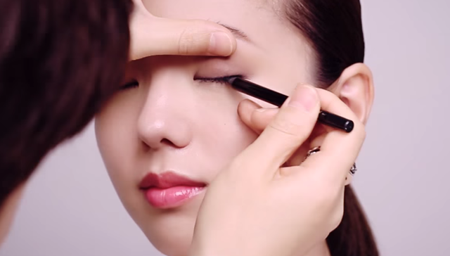 ② How to apply subtle shading eye shadow make-up STEP 3 Image