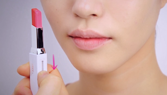 Two-Tone Lip Bar Gradation Makeup STEP 1 Image