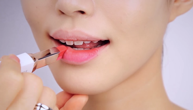 Two-Tone Lip Bar Gradation Makeup STEP 2 Image