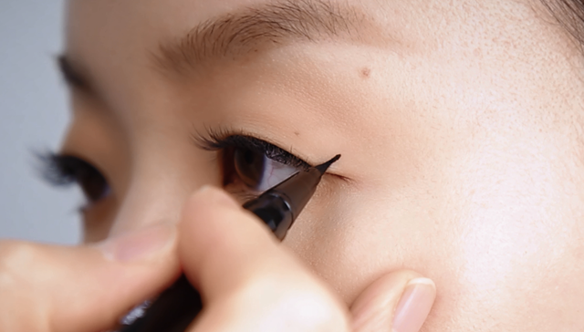 Alluring eye-line for single eyelid -step1
